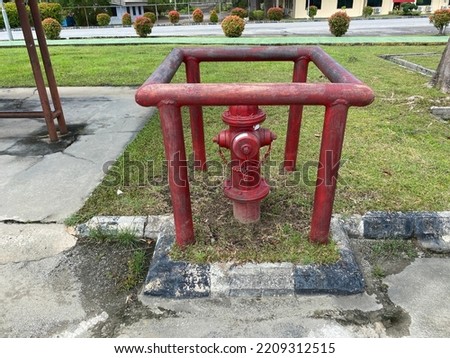 a photo of a fire hydrant.