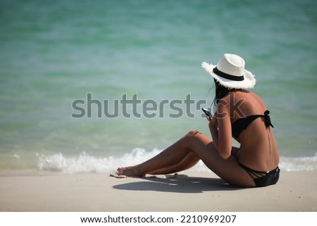 
Holidays on white beaches, green and blue waters with black bikinis and white hats.