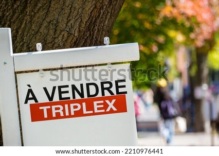 A vendre (For sale in french) sign in front of a house