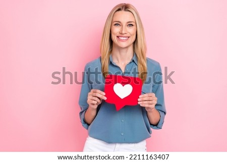 Photo of young positive pretty lovely nice business lady blonde hair toothy smile influencer hold red paper like notification isolated on pink color background