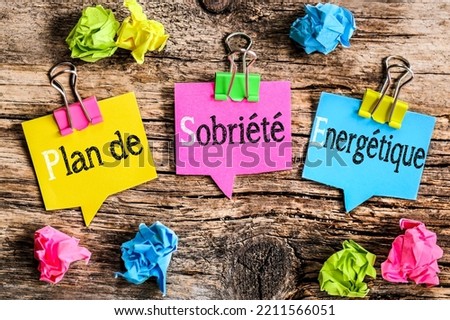 Colorful speech bubbles with clipping concept : drawing word in french means "energy sobriety plan"