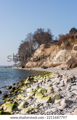 Ostseeinsel Rügen Sassnitz steinige Felsküste mit Kreidefelsen auf dem Weg zur Stubbenkammer