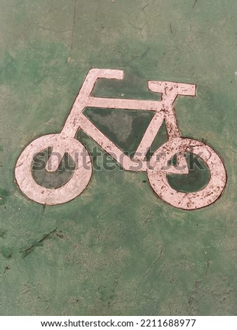 A sign in an area indicating a dedicated bicycle lane 