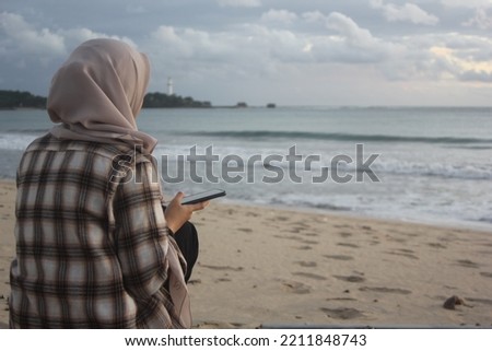 Picture of a woman looking at the sea view