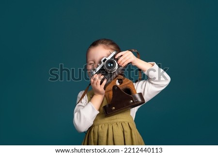 The child learns to photograph studio portrait.