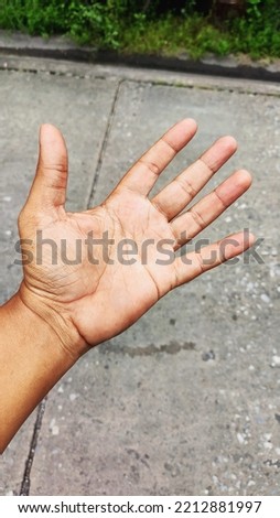 Picture of a man's hand with wrinkles


