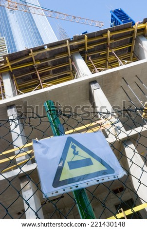 The sign "Caution load!" at a construction site