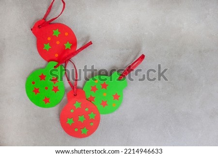 Christmas Bauble craft for kids, green and red carboard