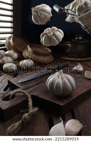 a few cloves of garlic on a wooden pedestal