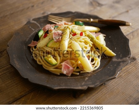 Spicy pasta with white asparagus