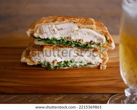 Hot sandwich with low temperature cooked chicken breast and cream cheese