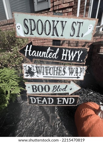 A Halloween front lawn sign