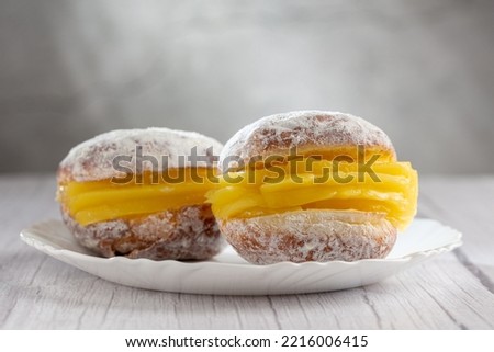 Berlin balls. Bread filled with pastry cream and topped with sprinkled sugar.