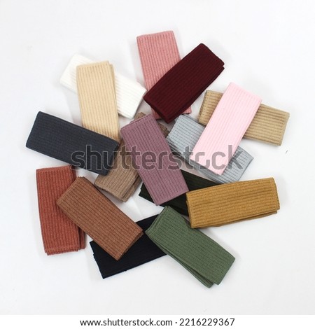 bandana cewe rajut dengan warna yang banyak, berantakan