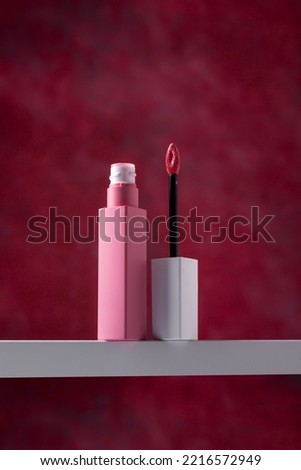 Liquid lipgloss applicator and tube, beauty make up product
