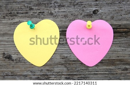Blank Heart shaped post-it on wood board