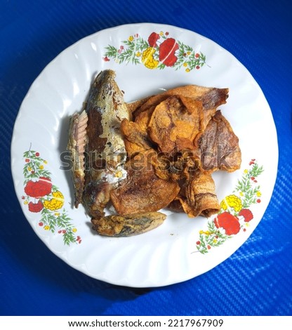 picture of fried fish, fried squid in a plate