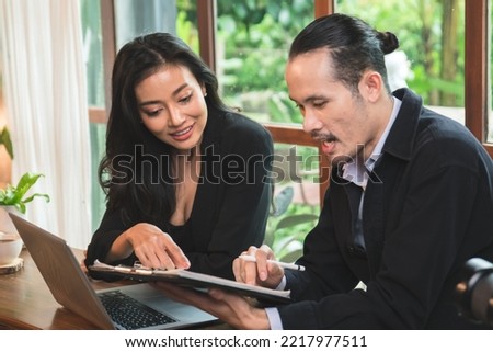 Employees using laptop to present strategies to supervisors, business women discusing business plans with partners at modern co-working spaces, business meetings and briefings.