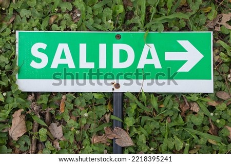 "Exit" sign in Spanish with arrow