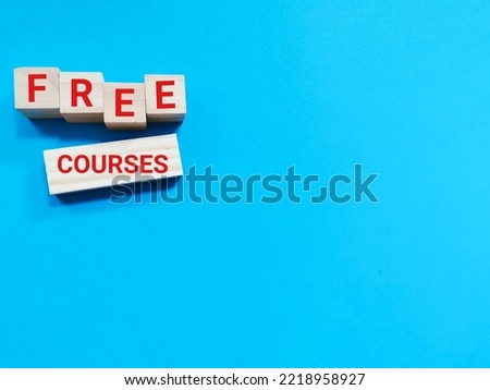 Free courses written on wooden blocks with copy space.