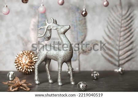  Christmas figure of a silver deer and Christmas decorations on a gray background, Christmas and New Year card