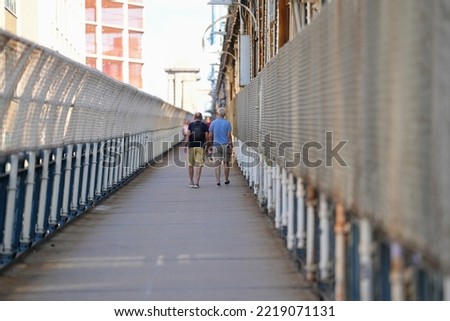 pedestrian on the Manhattan Bridge. photo during the day.