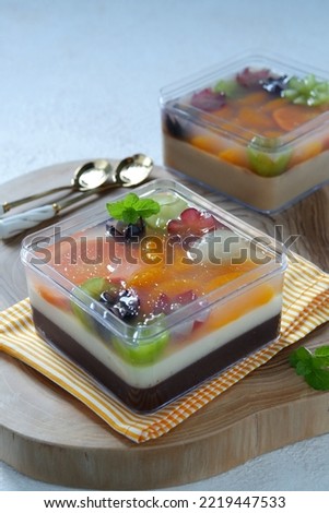 Pudding and jelly fruits dessert box, is a dessert that is served in a box with the basic ingredients of jam and fruits. Selective focus