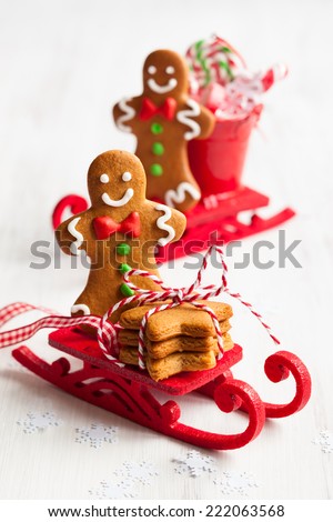 Gingerbread men cookies in a sledge