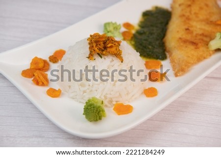 Recipe for Hake fillet breaded with panko, rice, carrot chips and coriander sauce