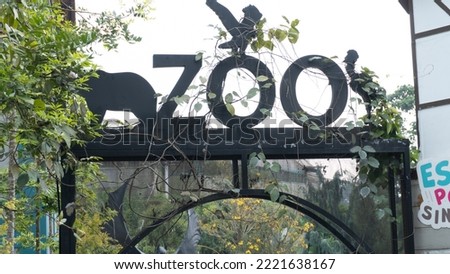 The word zoo at the top of a gate