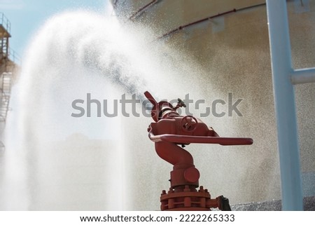 Water pressure fights tank oil fire from the pipe line and valves by spraying jet turbulence water and foam and continuing spraying water.