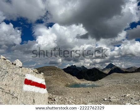 Mountaineering signposts and markings on the slopes of the Flüelatal or Flüela alpine valley in the Swiss Alps mountain massif, Davos - Canton of Grisons, Switzerland (Kanton Graubünden, Schweiz)