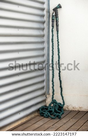 Head on a garden hose with different positions to choose from such as throwing the water hanging from a transparent wall and another with metal with waters