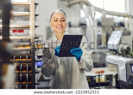 A food plant supervisor is assessing quality of cookies in facility.
