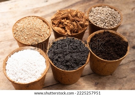 Potting soil mix, perlite, vermiculite, peat moos, worm castings, coconut flakes, black chaff, natural ingredients for organic vegetables and flowers.