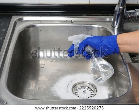 Cleaning the kitchen sink with baking soda and white vinegar. Tips for effectively getting rid of unpleasant smells.