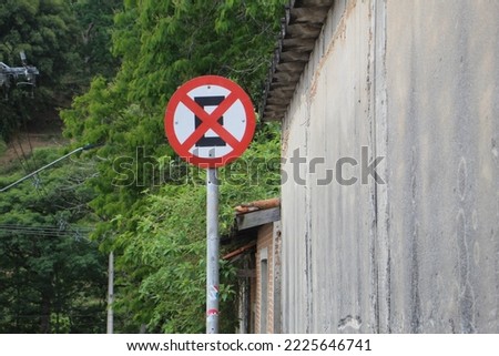Traffic sign with no stop and park indication