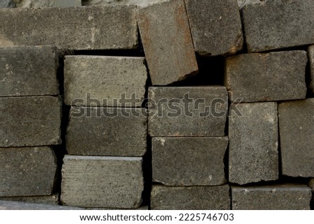 Photo pile of gray bricks piled on top