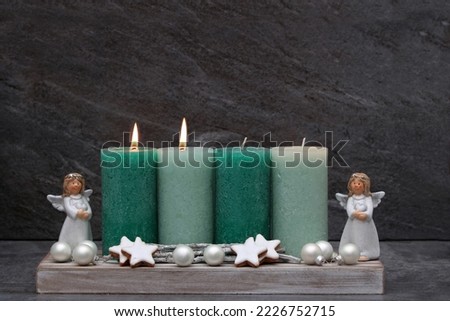 Photo series for the Advent season: Simple Advent decorations with green candles, angels and cinnamon stars.