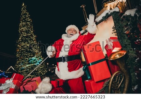Photo of bearded old big cartoon personage stand decorated sleigh waving hand ho-ho-ho ready flight moonlight star sky miracle outdoors