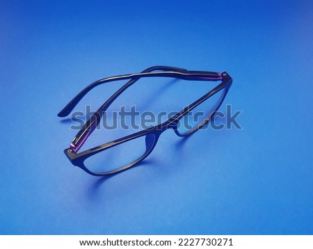 A simple sunglasses with a majority of black with a little purple accents. In addition to eye protection, it can also be used for style equipment