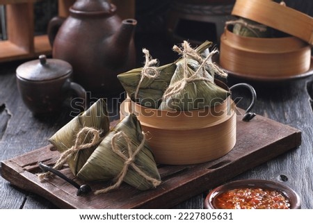 Bacang, also called bakcang or zongzi, is a traditional Chinese confectionery made from rice with various fillings. One that can be made by yourself: meat-stuffed bacang 