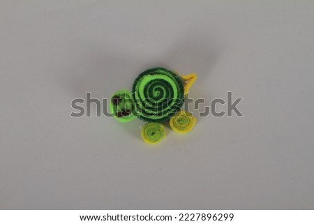 Turtle-shaped brooch made of colorful flannel for women's accessories