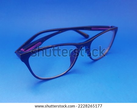 A simple sunglasses with a majority of black with a little purple accents. In addition to eye protection, it can also be used for style equipment