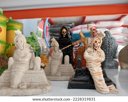 mini statue of skul and mummy and house