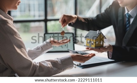 Real estate agents sell houses and land to customer by offering a model house as an example Calculate the initial installment loan Offers mortgage loans and home insurance ideas.