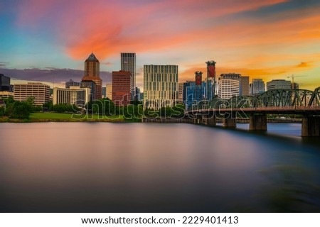 Sunset over Portland downtown, historic Hawthorne Bridge and the Willamette River in Portland, Oregon. Long exposure.