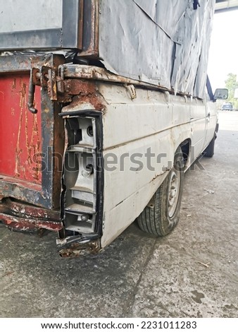 Pictures of car accessories decay and damage such as taillights, car body, damage due to accidents, cars that have been used for too long, causing the car body steel to rust.Prepare to bring to garage