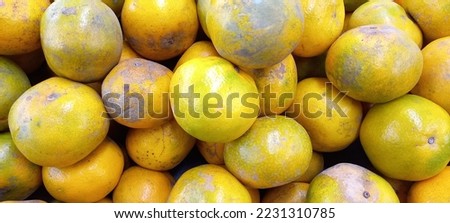 a collection of several citrus fruits in a container in the supermarket
