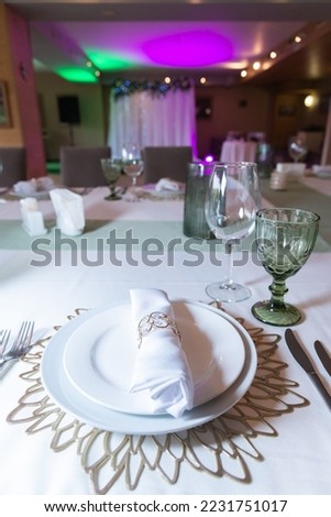
Serving and decoration of the wedding table. Glasses, spoons, forks and white napkins